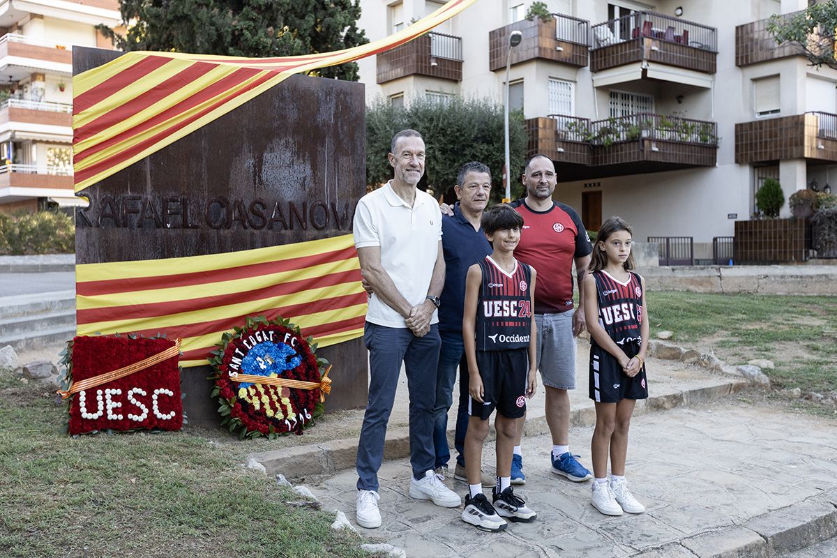 Ofrena floral a Rafael Casanova a Sant Cugat. FOTO:  Victòria Rovira Casanovas (TOT Sant Cugat) 