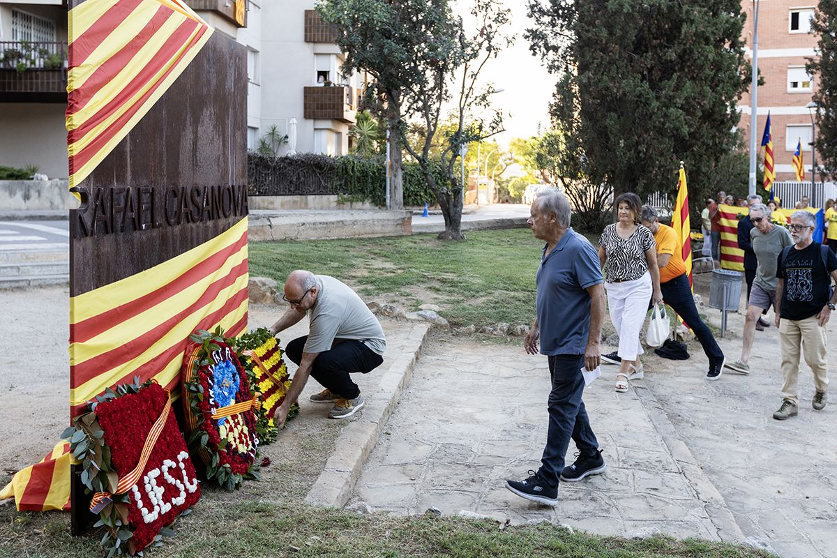Ofrena floral a Rafael Casanova a Sant Cugat. FOTO:  Victòria Rovira Casanovas (TOT Sant Cugat) 