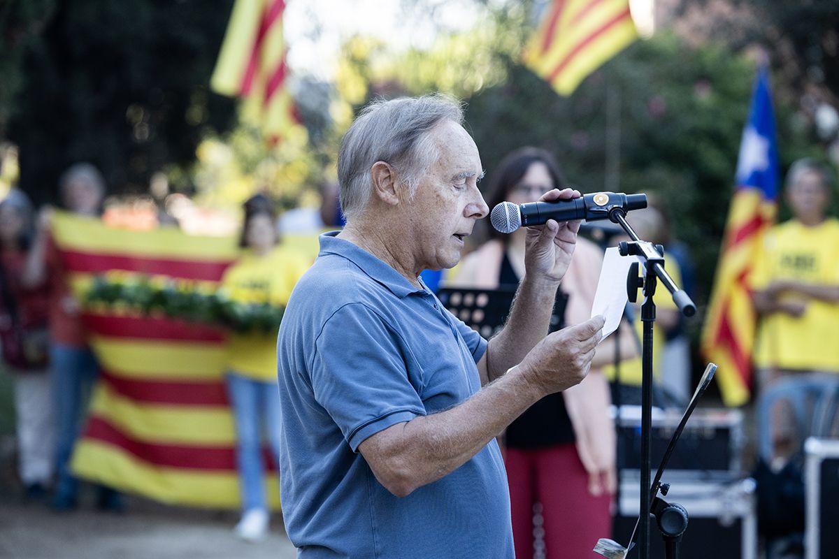 Ofrena floral a Rafael Casanova a Sant Cugat. FOTO:  Victòria Rovira Casanovas (TOT Sant Cugat) 