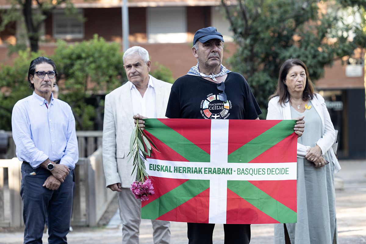 Ofrena floral a Rafael Casanova a Sant Cugat. FOTO:  Victòria Rovira Casanovas (TOT Sant Cugat) 