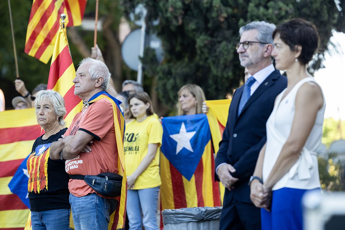 Ofrena floral a Rafael Casanova a Sant Cugat. FOTO:  Victòria Rovira Casanovas (TOT Sant Cugat) 