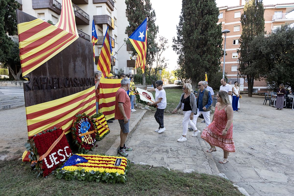 Ofrena floral a Rafael Casanova a Sant Cugat. FOTO:  Victòria Rovira Casanovas (TOT Sant Cugat) 