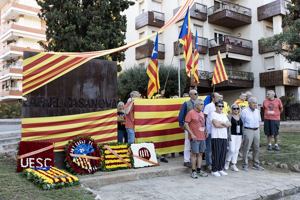 Ofrena floral a Rafael Casanova a Sant Cugat. FOTO:  Victòria Rovira Casanovas (TOT Sant Cugat) 
