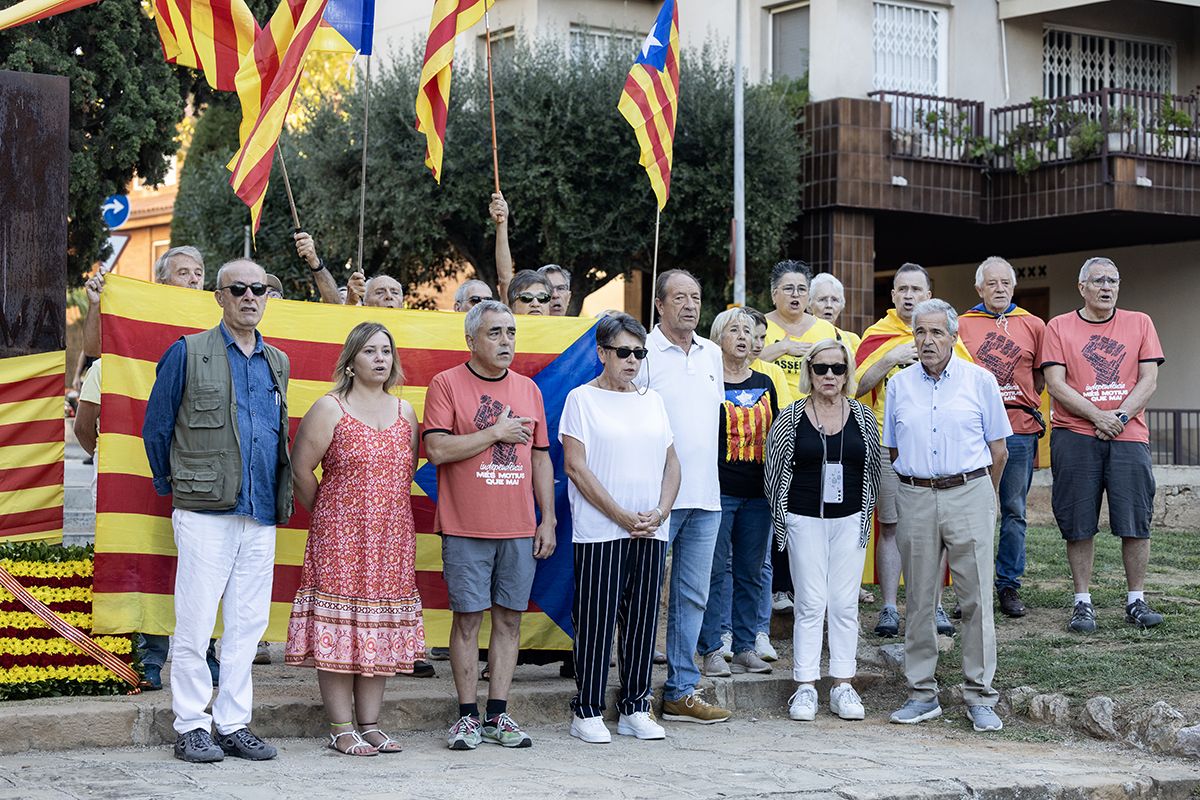 Ofrena floral a Rafael Casanova a Sant Cugat. FOTO:  Victòria Rovira Casanovas (TOT Sant Cugat) 