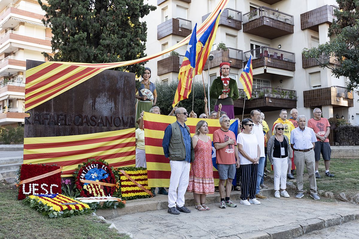 Ofrena floral a Rafael Casanova a Sant Cugat. FOTO:  Victòria Rovira Casanovas (TOT Sant Cugat) 