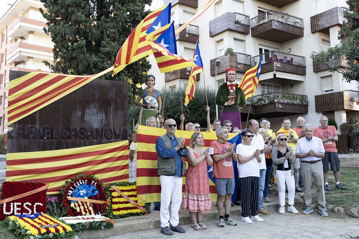 Ofrena floral a Rafael Casanova a Sant Cugat. FOTO:  Victòria Rovira Casanovas (TOT Sant Cugat) 