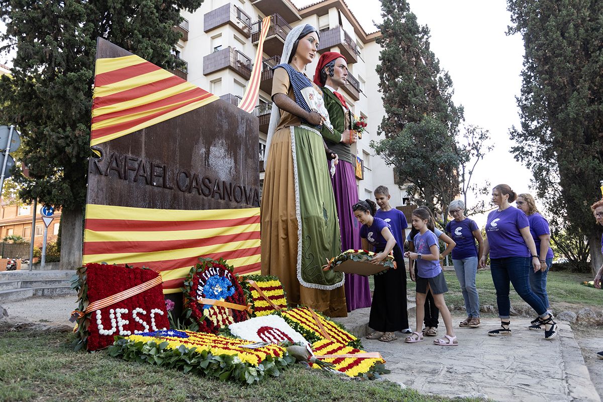 Ofrena floral a Rafael Casanova a Sant Cugat. FOTO:  Victòria Rovira Casanovas (TOT Sant Cugat) 