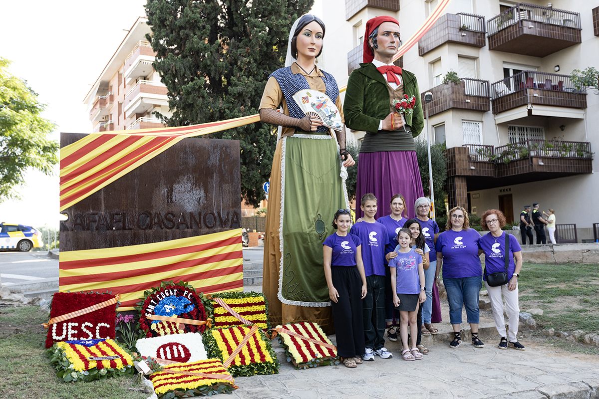 Ofrena floral a Rafael Casanova a Sant Cugat. FOTO:  Victòria Rovira Casanovas (TOT Sant Cugat) 