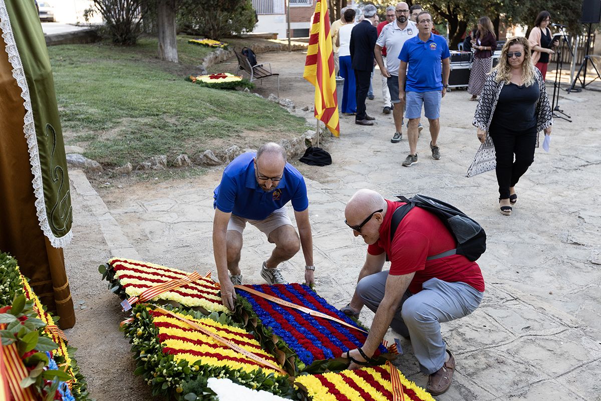 Ofrena floral a Rafael Casanova a Sant Cugat. FOTO:  Victòria Rovira Casanovas (TOT Sant Cugat) 