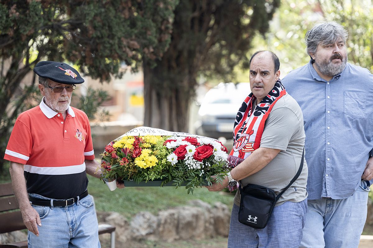 Ofrena floral a Rafael Casanova a Sant Cugat. FOTO:  Victòria Rovira Casanovas (TOT Sant Cugat) 