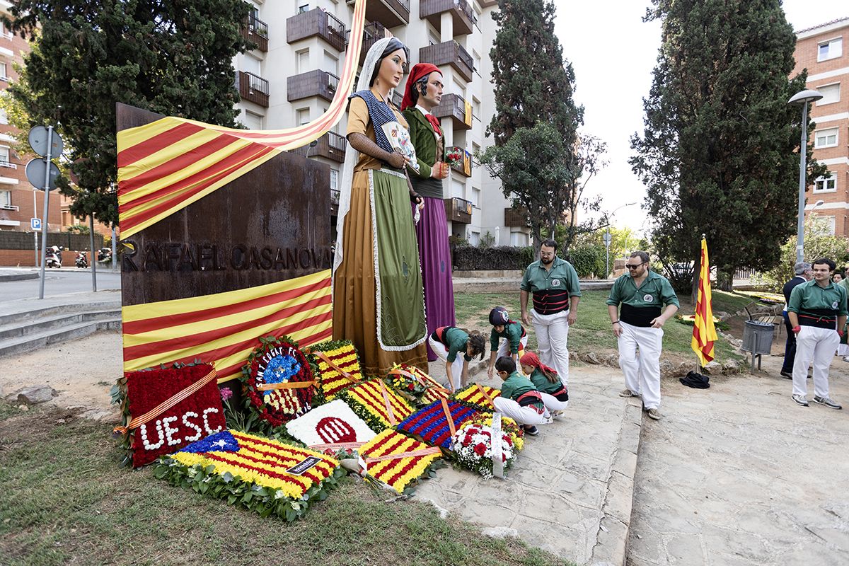 Ofrena floral a Rafael Casanova a Sant Cugat. FOTO:  Victòria Rovira Casanovas (TOT Sant Cugat) 