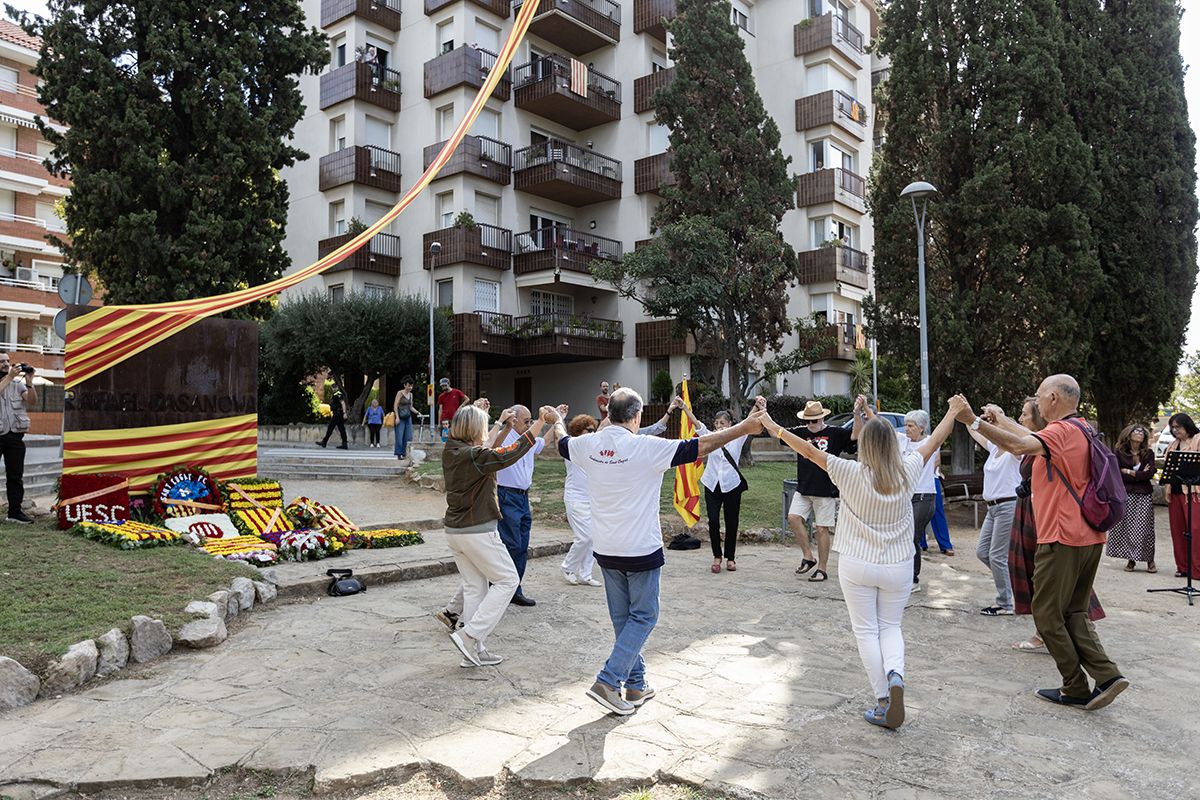 Ofrena floral a Rafael Casanova a Sant Cugat. FOTO:  Victòria Rovira Casanovas (TOT Sant Cugat) 
