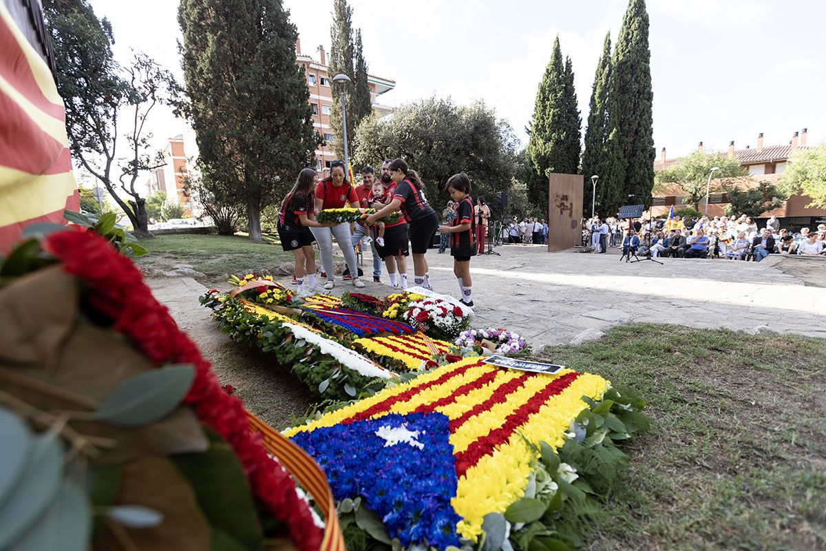 Ofrena floral a Rafael Casanova a Sant Cugat. FOTO:  Victòria Rovira Casanovas (TOT Sant Cugat) 