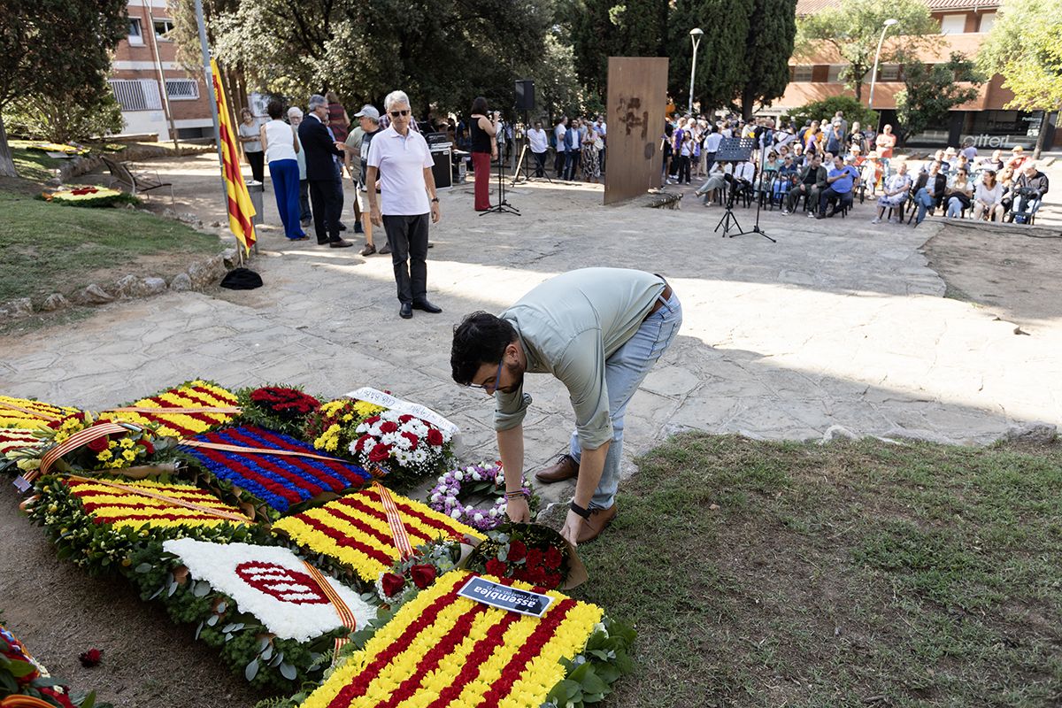 Ofrena floral a Rafael Casanova a Sant Cugat. FOTO:  Victòria Rovira Casanovas (TOT Sant Cugat) 
