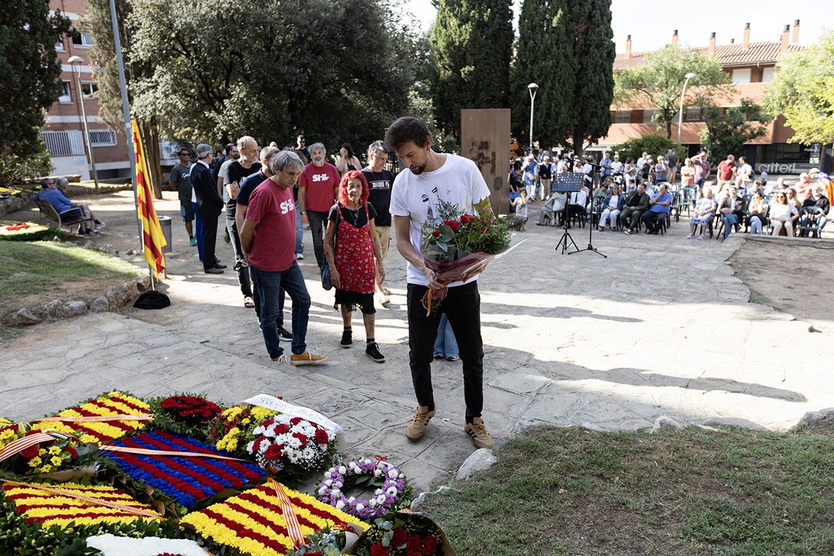 Ofrena floral a Rafael Casanova a Sant Cugat. FOTO:  Victòria Rovira Casanovas (TOT Sant Cugat) 
