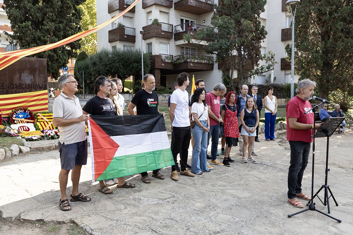 Ofrena floral a Rafael Casanova a Sant Cugat. FOTO:  Victòria Rovira Casanovas (TOT Sant Cugat) 
