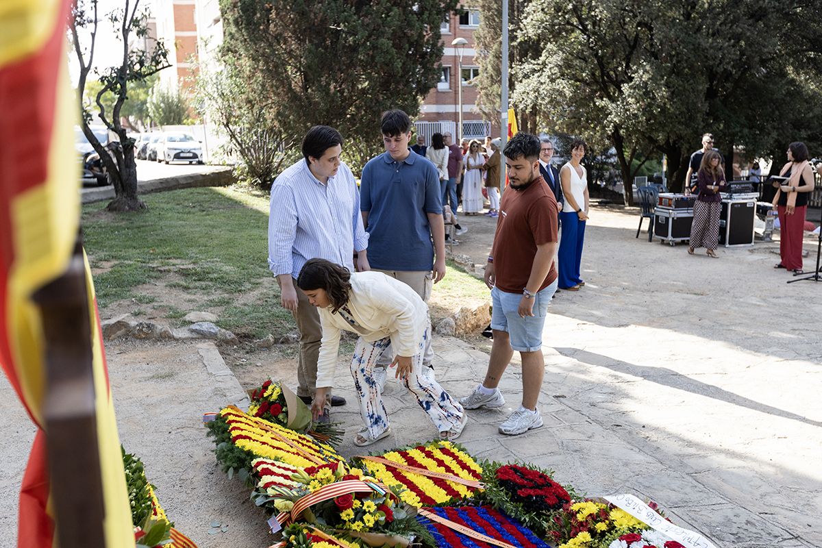 Ofrena floral a Rafael Casanova a Sant Cugat. FOTO:  Victòria Rovira Casanovas (TOT Sant Cugat) 