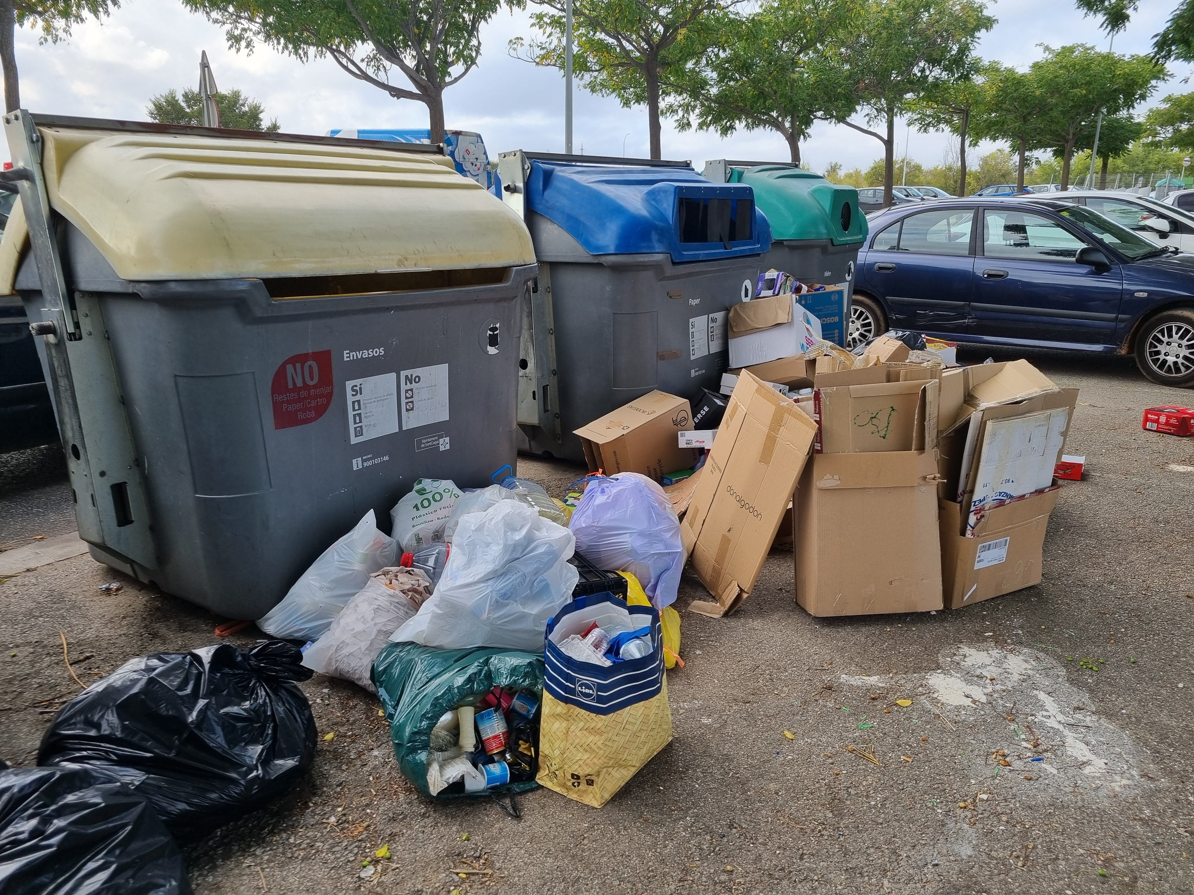 Poca neteja als descampats del pàrquing de l'Hospital General. FOTO: Fabio Squadrani