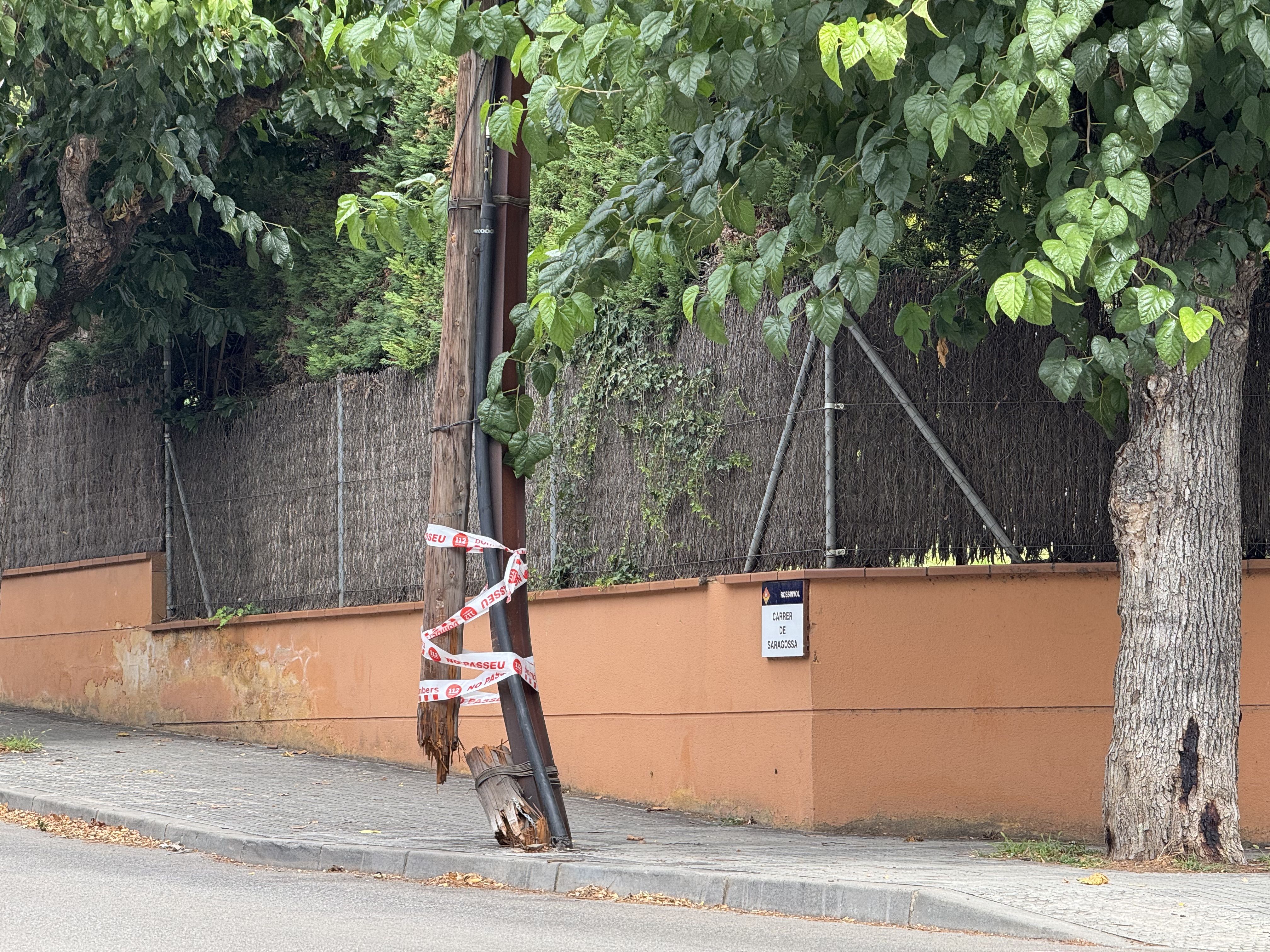 Traieu aquest pal o algú es farà mal!. FOTO: Arnau López