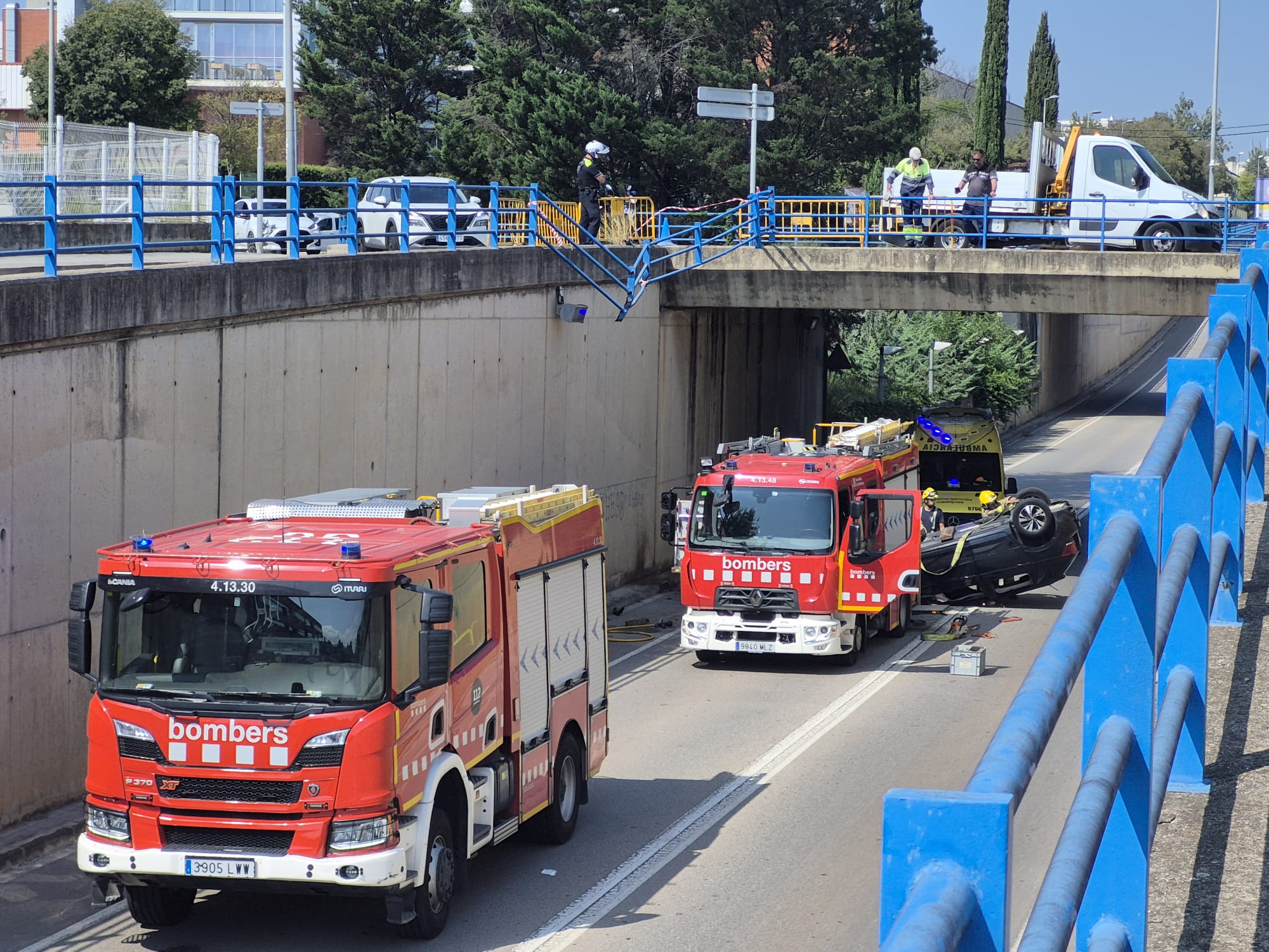 Un cotxe s'ha precipitat des d'un pont a Sant Cugat. FOTO: TOT Sant Cugat
