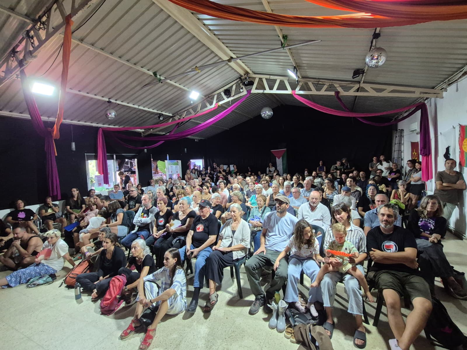 La UREF ha quedat petita per la presentació del nou Ateneu Popular de la Floresta FOTO: TOT