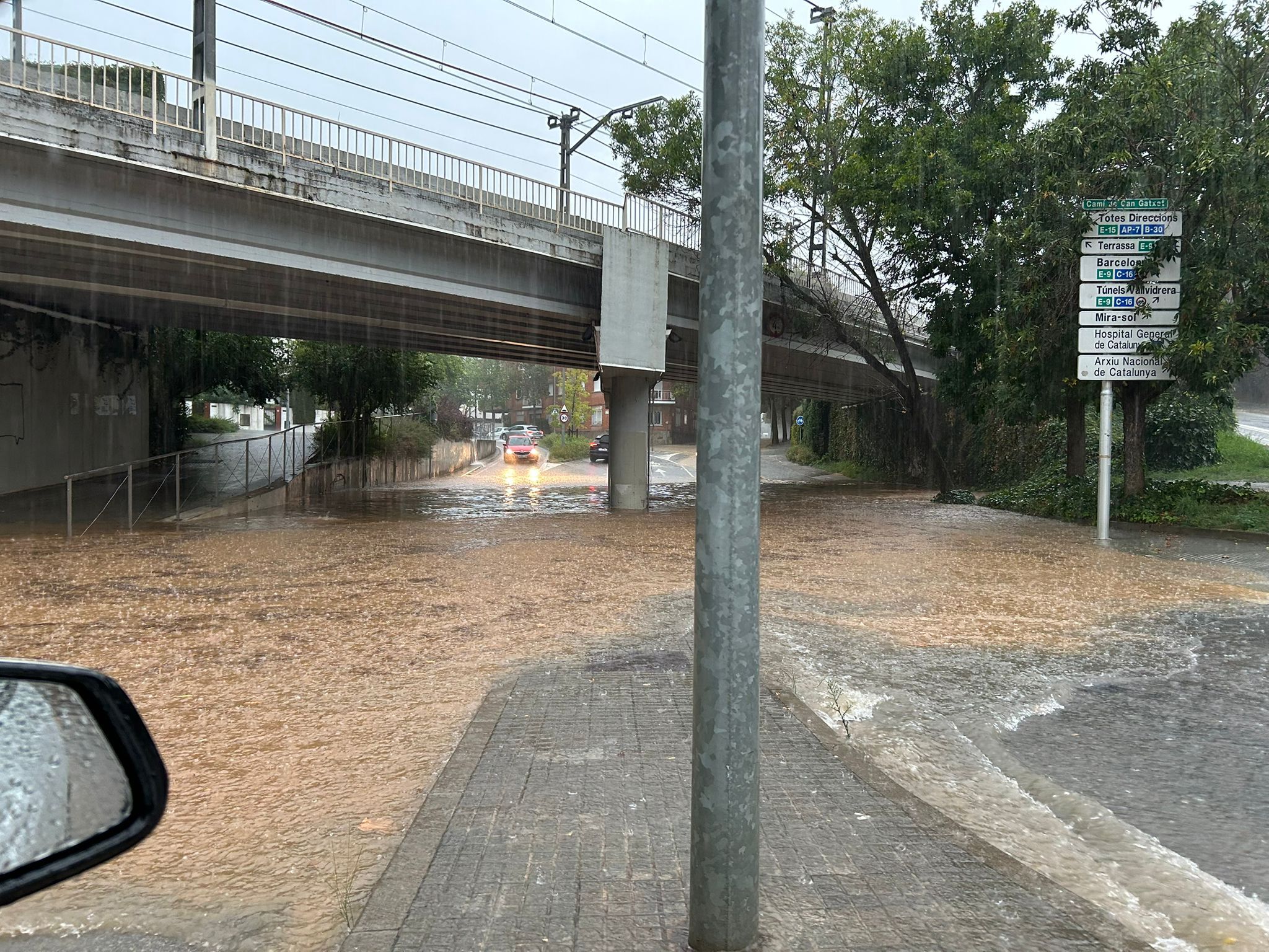 El pont de l'estació, completament inundat el diumenge 21 de setembre FOTO: Cedida