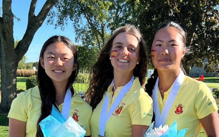 Les jugadores del Club de Golf Sant Cugat Ariadna Garcia (centre) i Nagore Martínez (dreta) en el Mundial juvenil. FOTO: Cedida