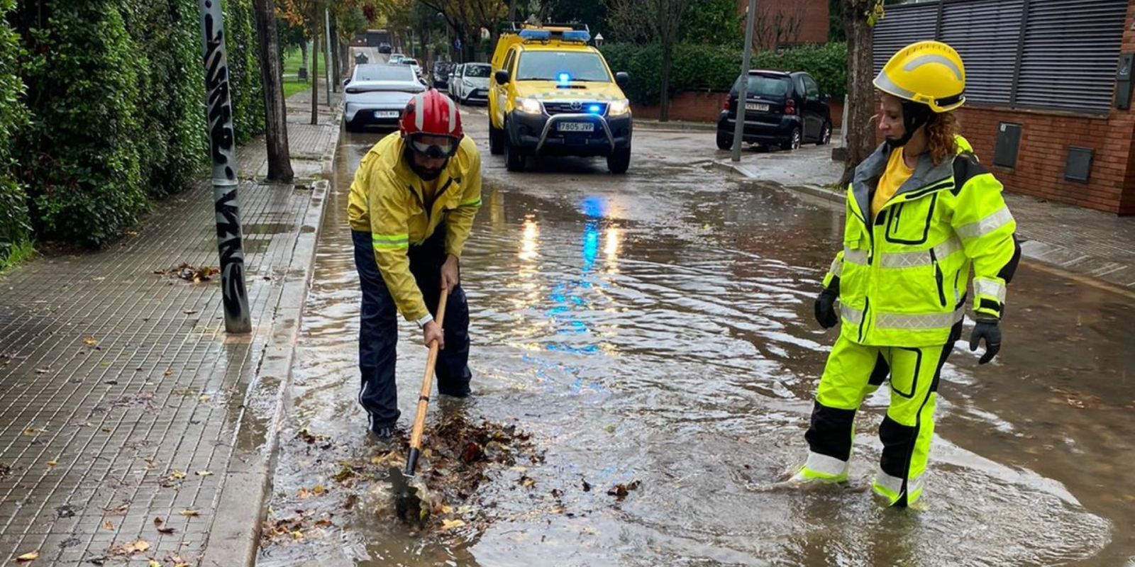 Membres de l'ADF treballant en un carrer inundat. FOTO: Ajuntament