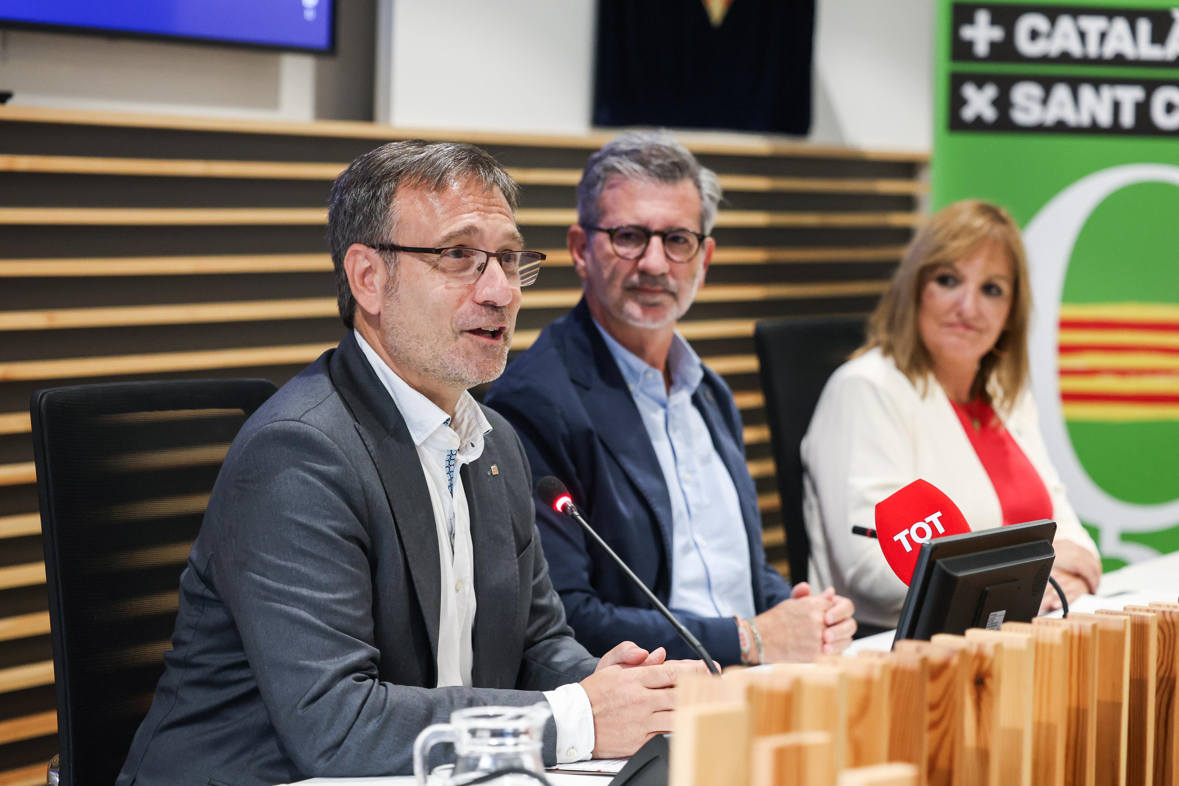 Acte inaugural de la Setmana del Català amb el conseller de Política Lingüística, Francesc Xavier Vila, l'alcalde de Sant Cugat, i la regidora de Política Lingüística de l'Ajuntament de Sant Cugat, Núria Fernàndez, d'esquerra a dreta. FOTO: Ajuntament