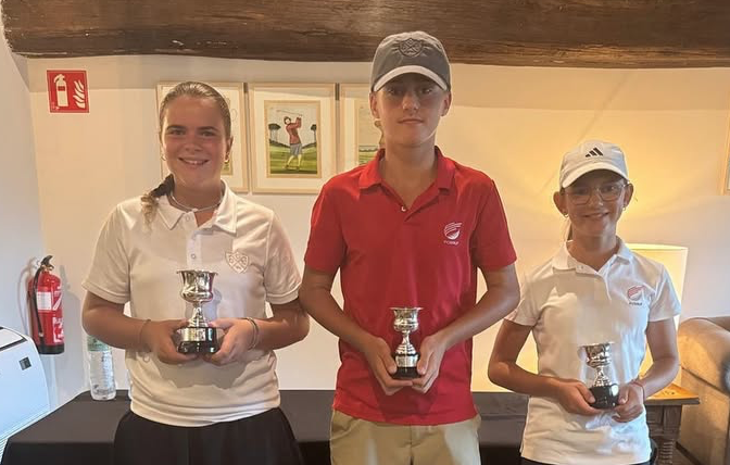 Valentina Corretja, Hugo Carmona i Ona Martinez, jugadors del Golf Sant Cugat que van fer podi en el Campionat de Catalunya. FOTO: Cedida