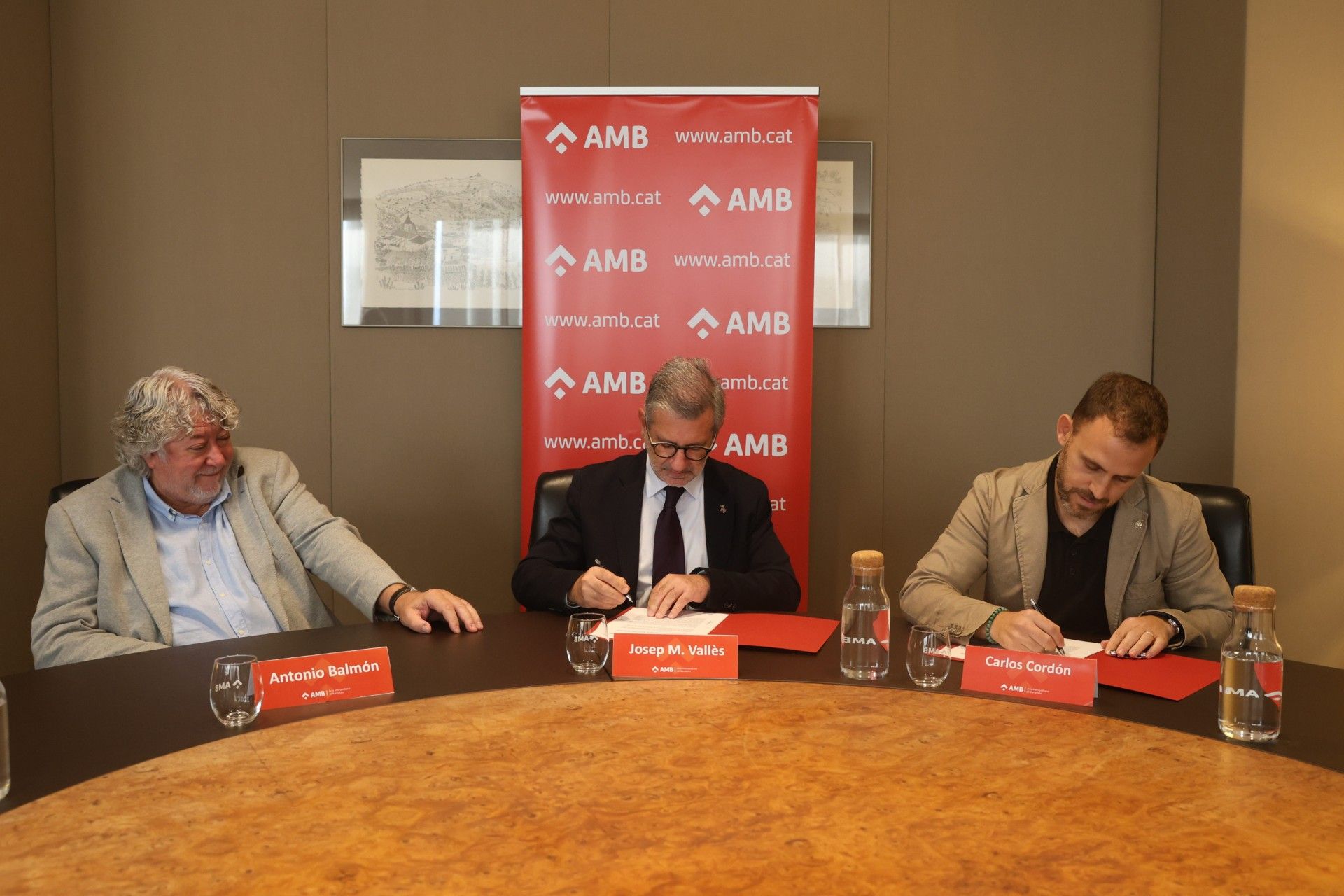 D'esquerra a dreta: El vicepresident executiu de l’AMB Antonio Balmón, l'alcalde de Sant Cugat, Josep Maria Vallès i el vicepresident de Mobilitat, Transport i Sostenibilitat de l’AMB, Carlos Cordón. FOTO: Ajuntament