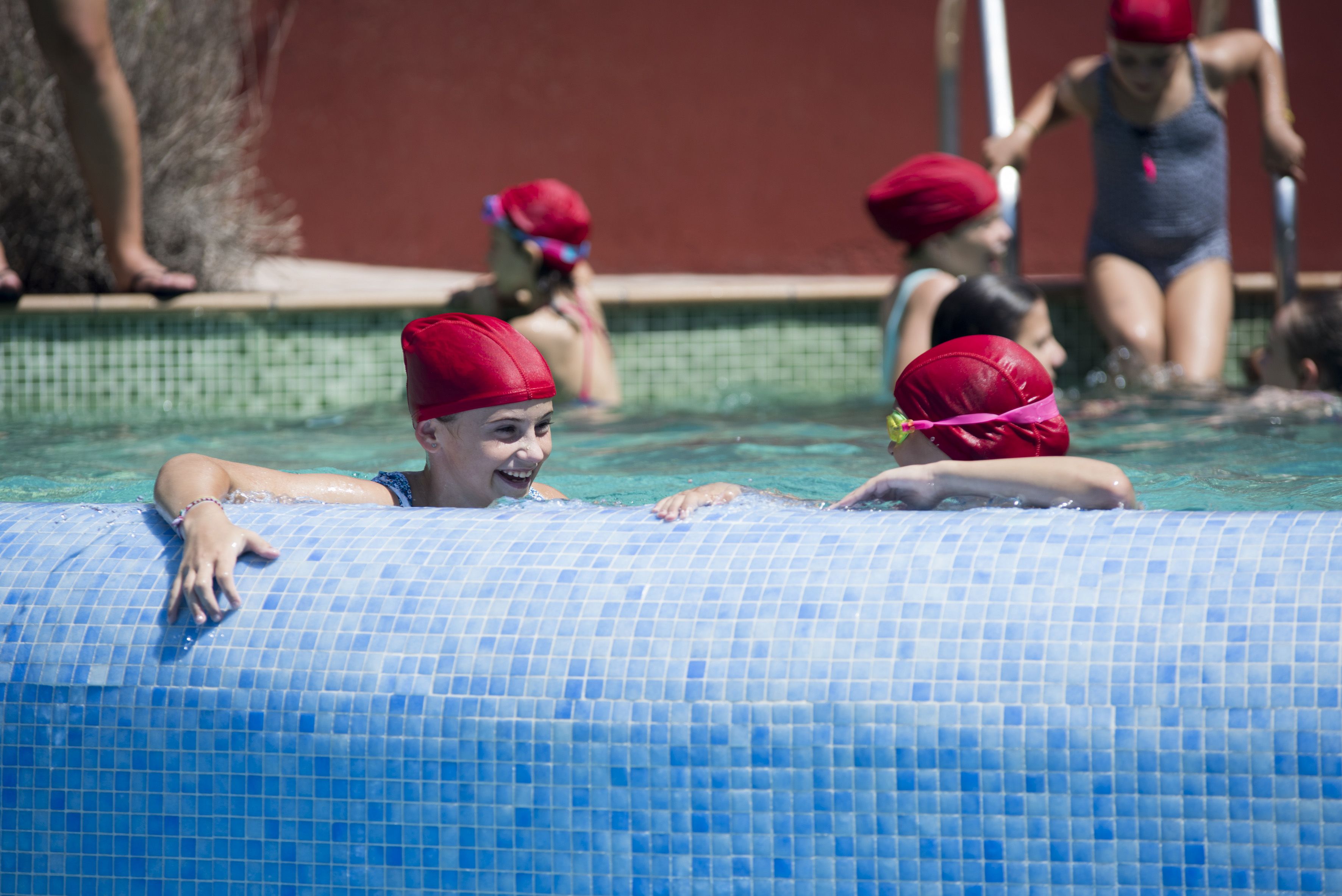 La piscina municipal del Parc Central és un refugi climàtic. FOTO: Bernat Millet