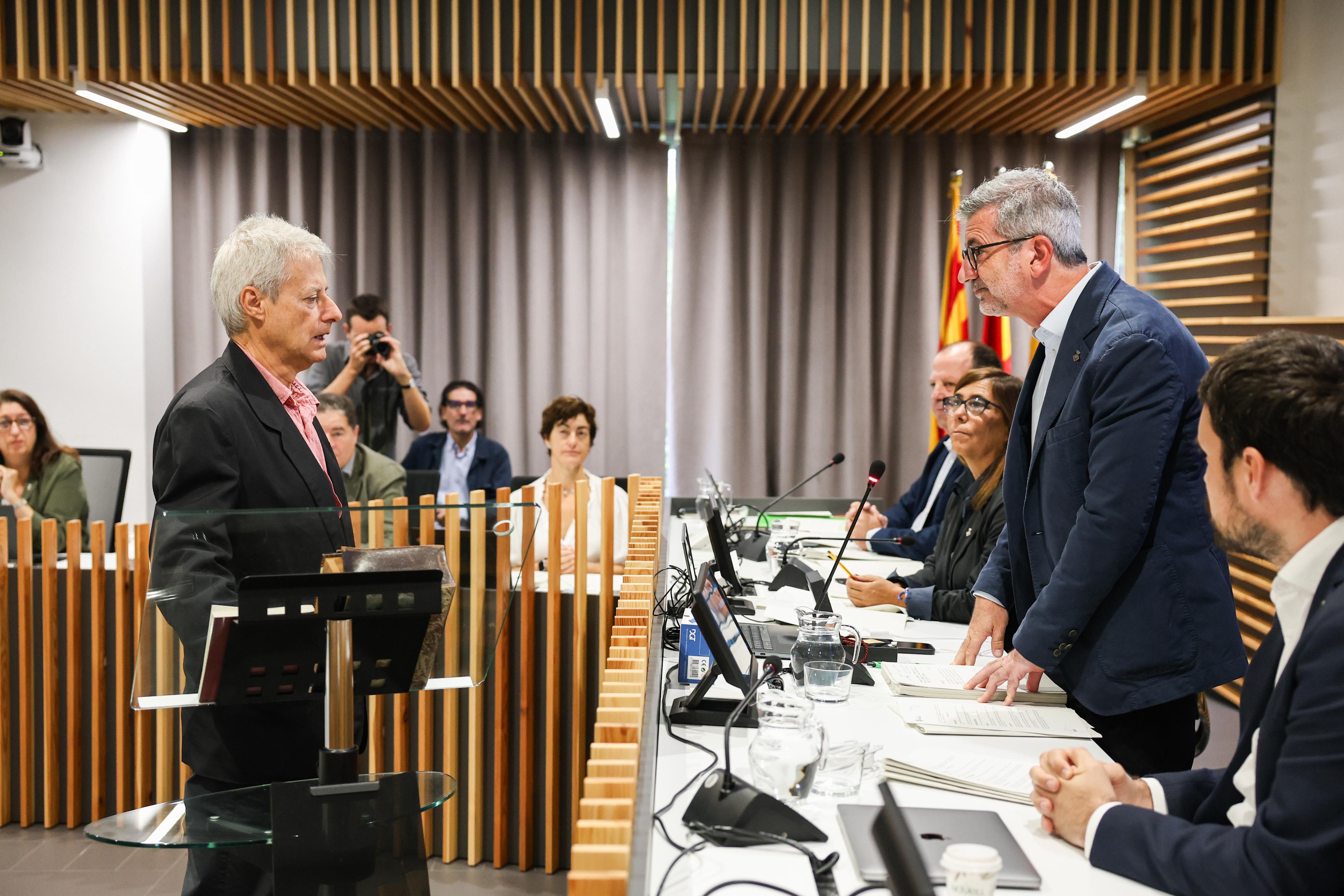 Cayuela prometent el càrrec davant de l'alcalde Vallès FOTO: Ajuntament de Sant Cugat 