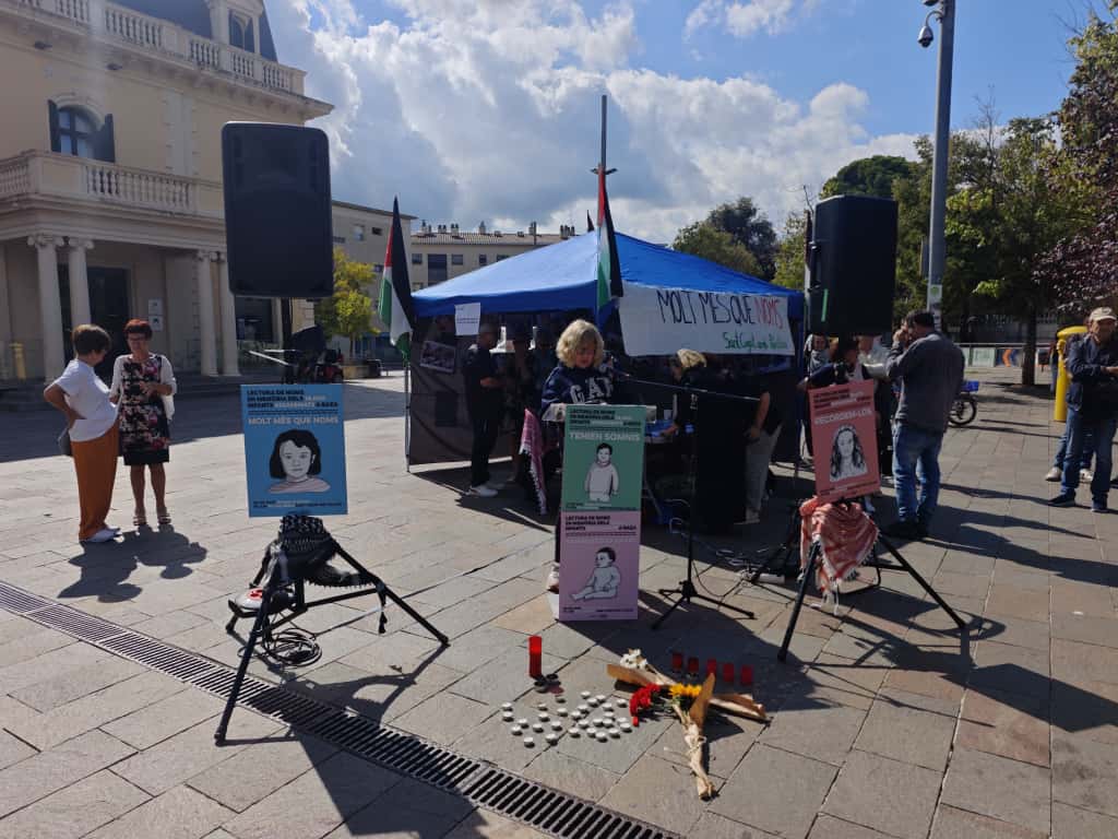 Sant Cugat amb Palestina llegeix els noms dels infants morts a Gaza. FOTO: TOT Sant Cugat
