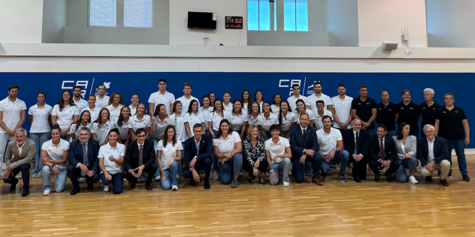 Els presidents Pedro Sánchez i Salvador Illa i la ministra Pilar Alegria amb les seleccions espanyoles de waterpolo en el CAR Sant Cugat. FOTO: TOT Sant Cugat