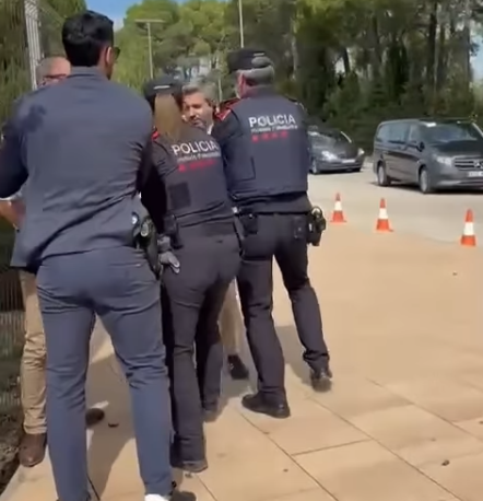 La seguretat del president Pedro Sánchez i els Mossos d'Esquadra apartant els dos regidors de Vox. FOTO: Cedida