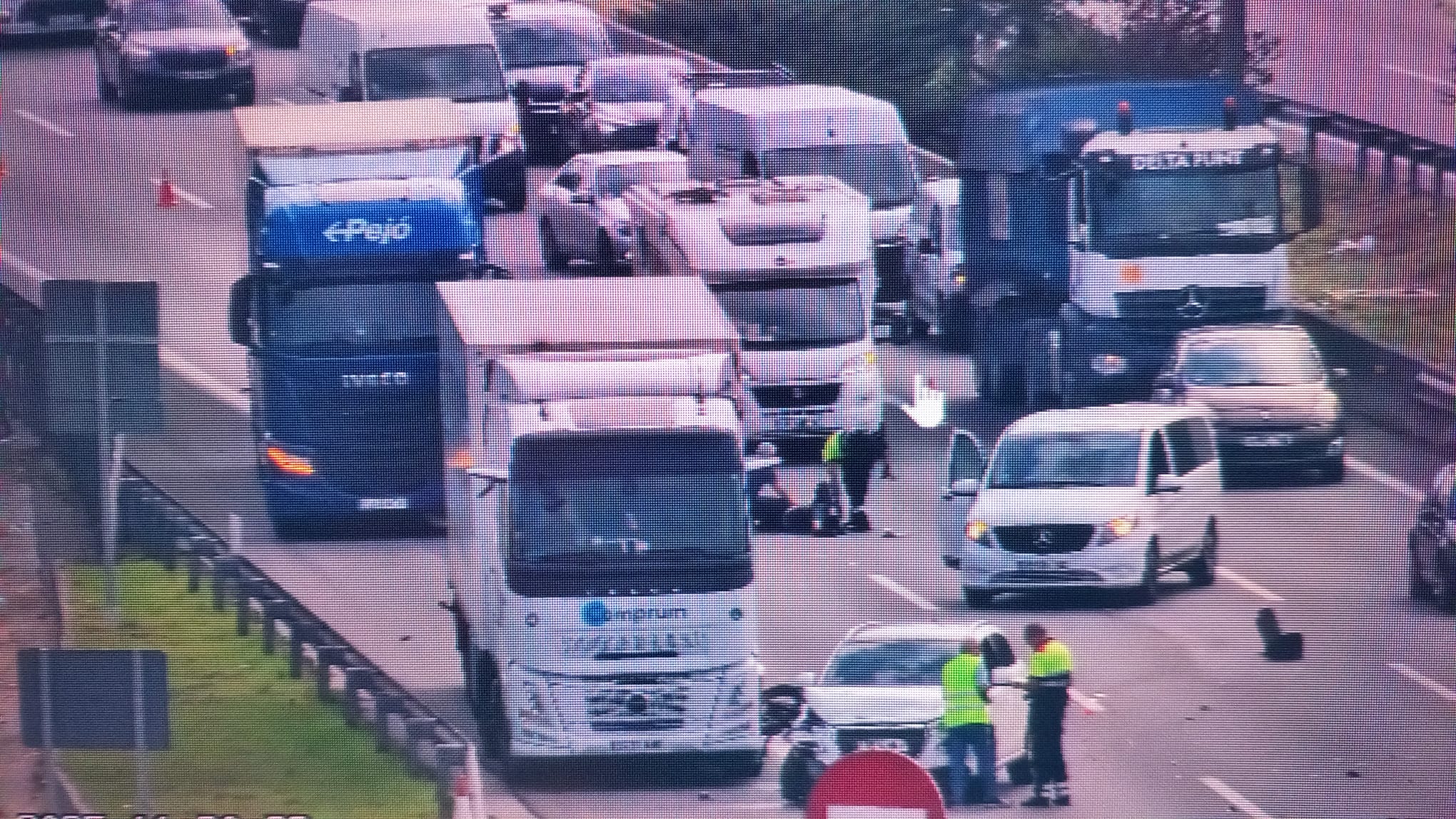 L'accident múltiple a l'AP-7 amb diversos vehicles implicats FOTO: Trànsit