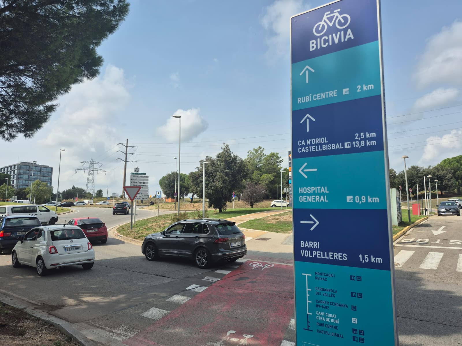 El carril bici en el seu pas per la rotonda del centre comercial FOTO: TOT Sant Cugat