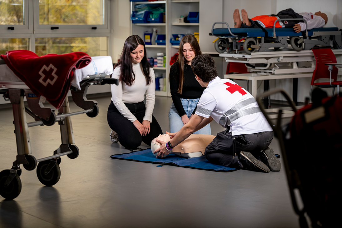 Creu Roja promou la formació en primers auxilis per a prevenir situacions d'emergència. FOTO: Creu Roja