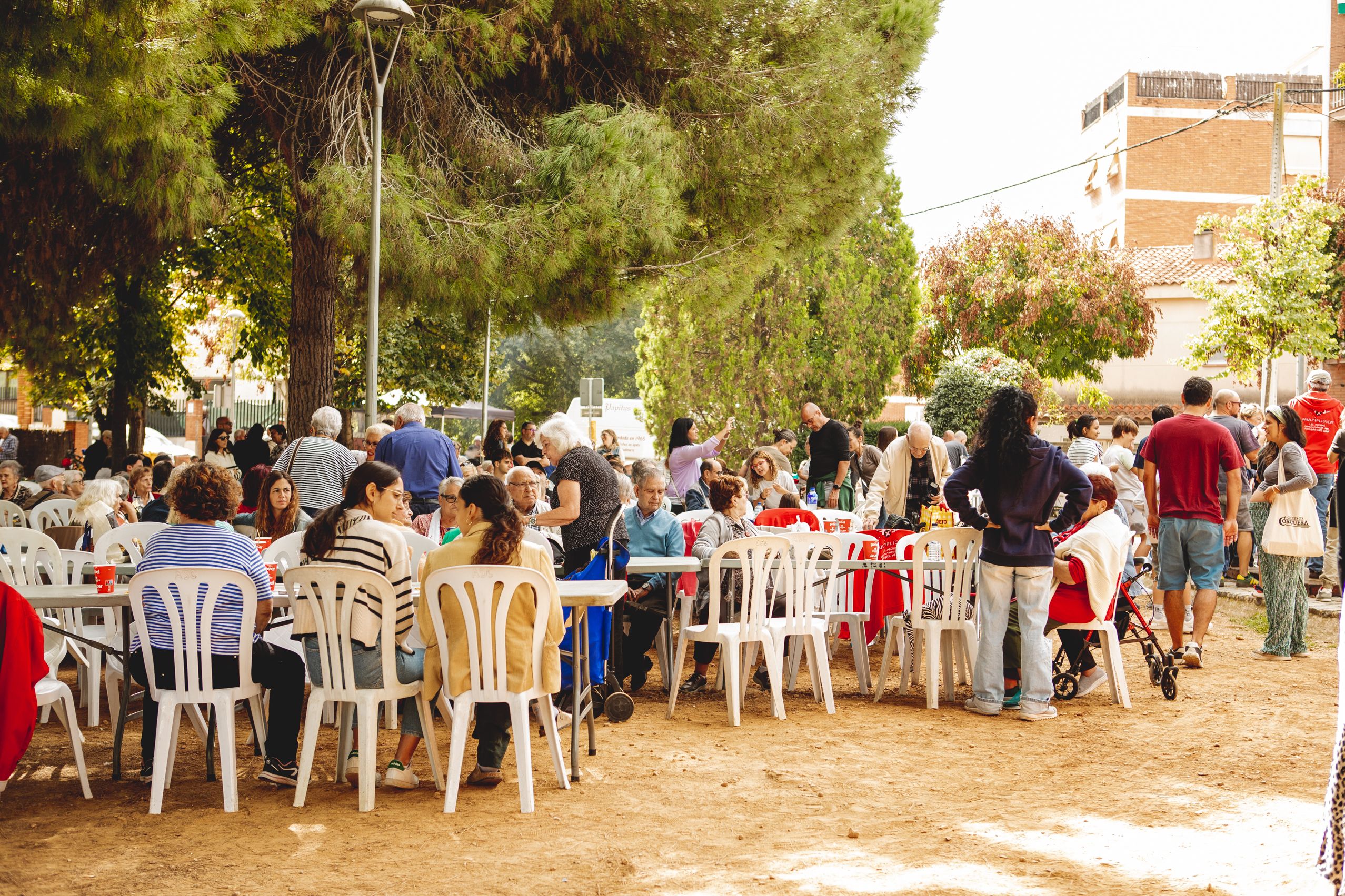 Unes 350 persones han participat en la paella popular FOTO: Joan Arribas (TOT Sant Cugat) 
