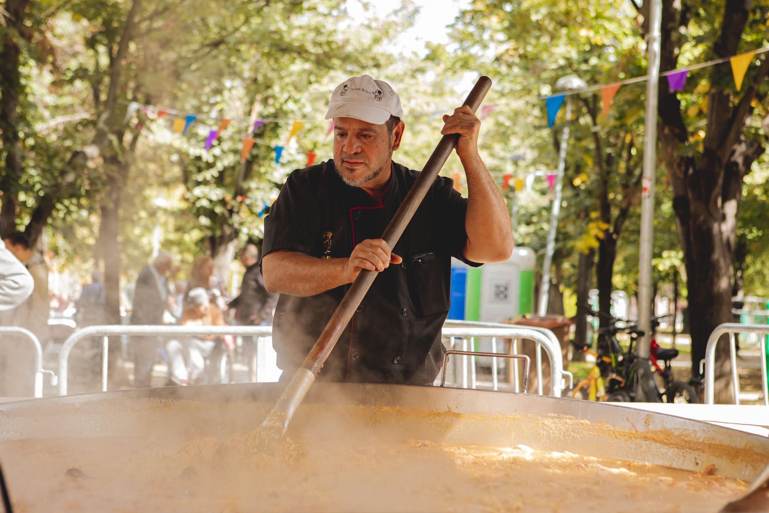 Unes 350 persones han participat en la paella popular FOTO: Joan Arribas (TOT Sant Cugat) 