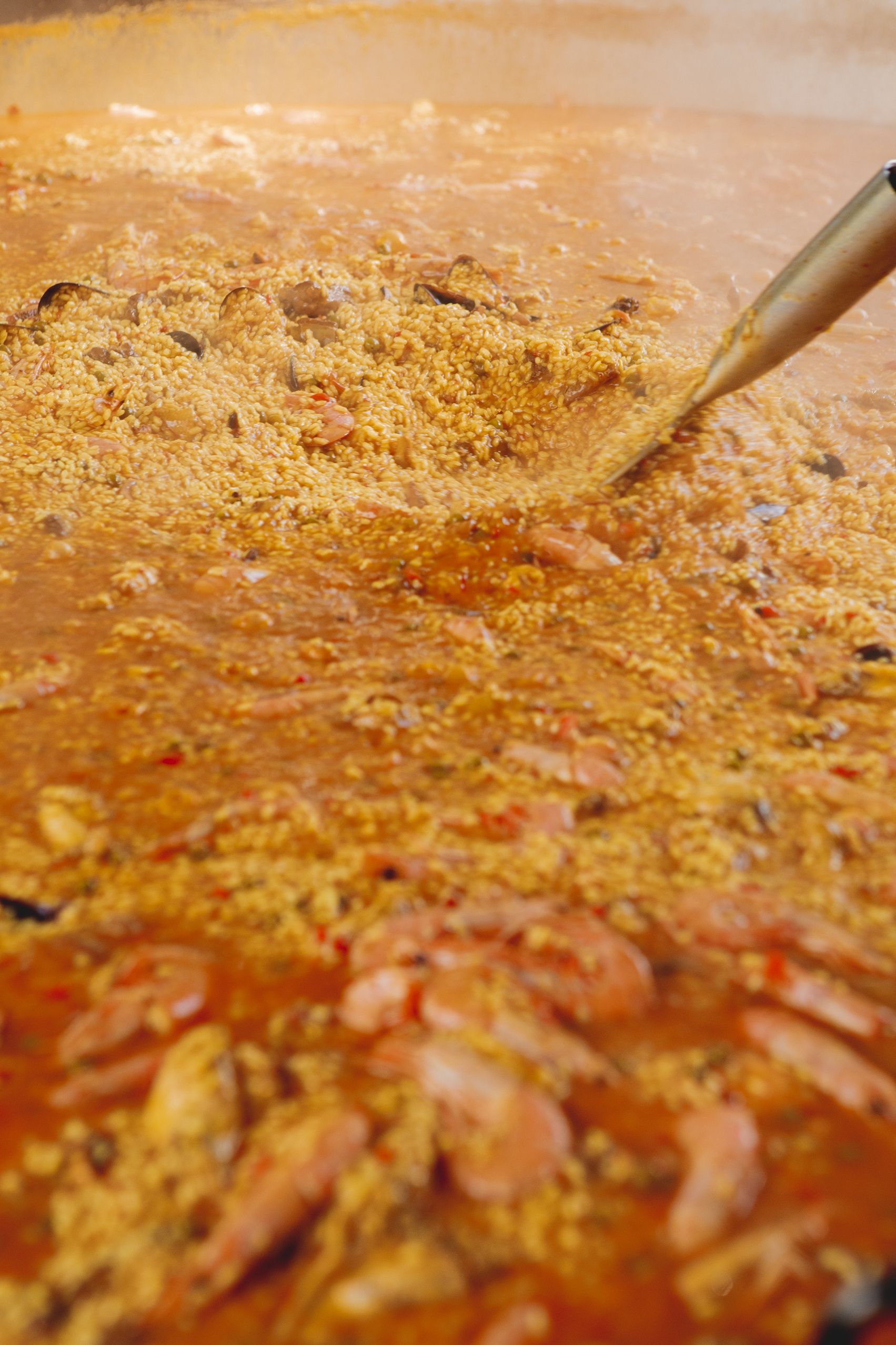 Unes 350 persones han participat en la paella popular FOTO: Joan Arribas (TOT Sant Cugat) 