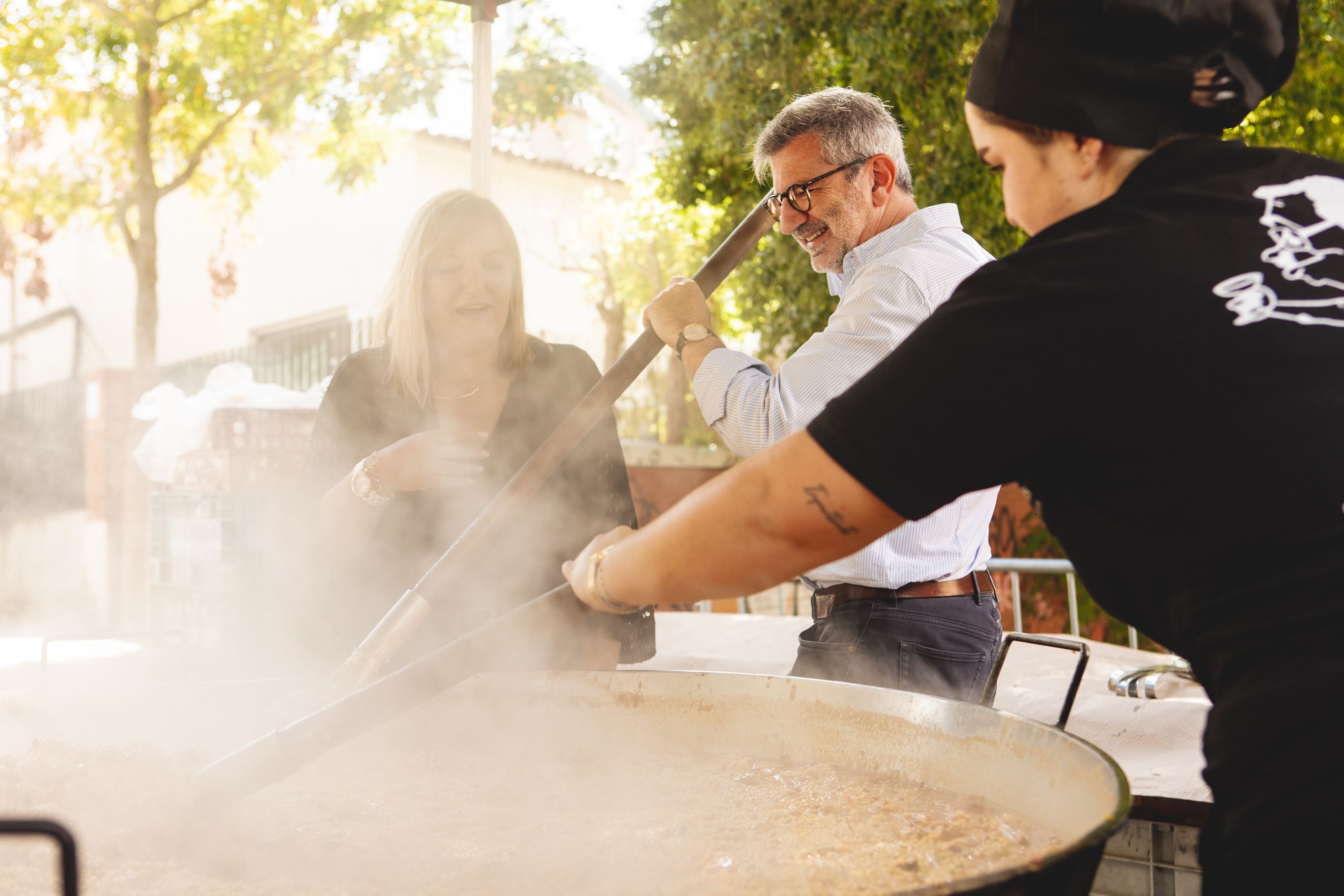 Unes 350 persones han participat en la paella popular FOTO: Joan Arribas (TOT Sant Cugat) 