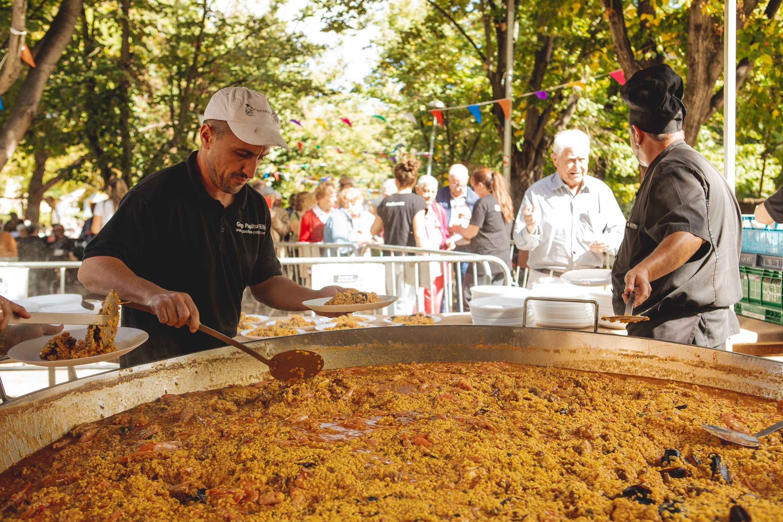 Unes 350 persones han participat en la paella popular FOTO: Joan Arribas (TOT Sant Cugat) 
