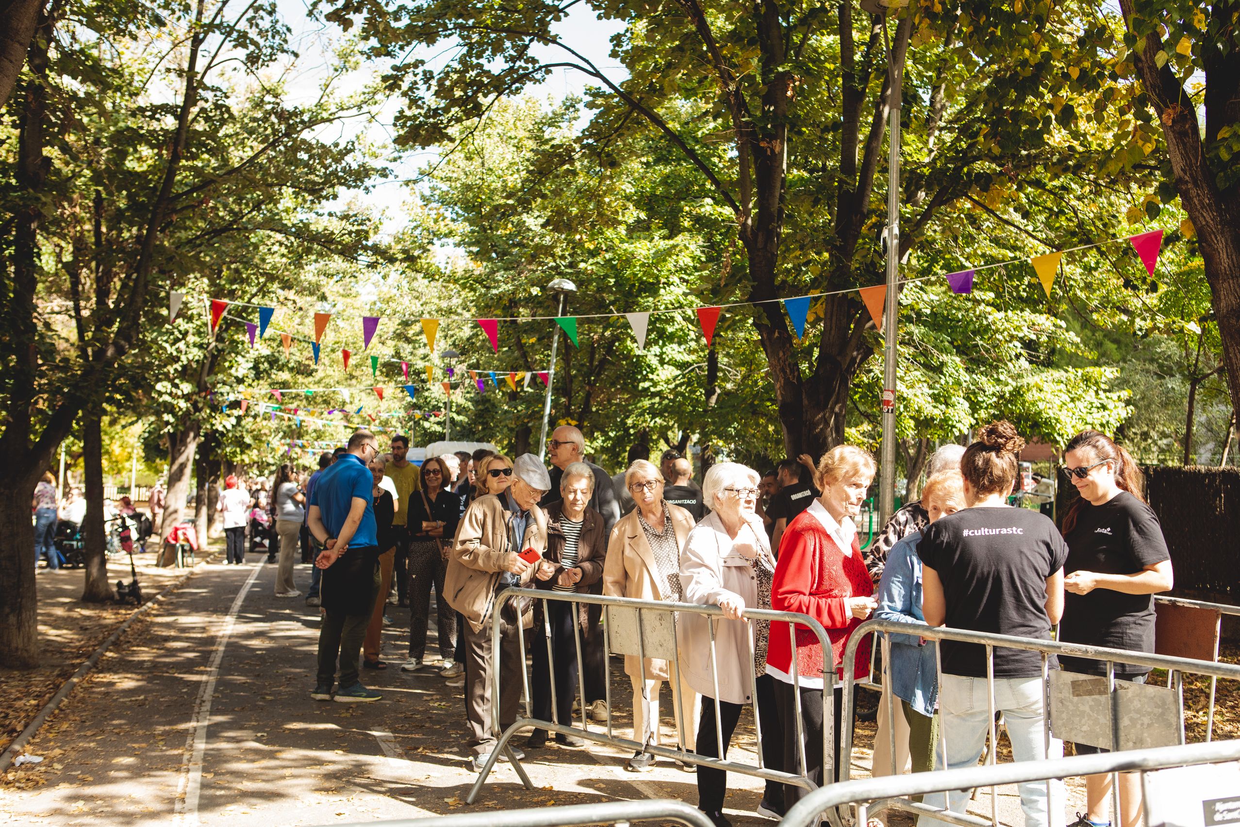 Unes 350 persones han participat en la paella popular FOTO: Joan Arribas (TOT Sant Cugat) 