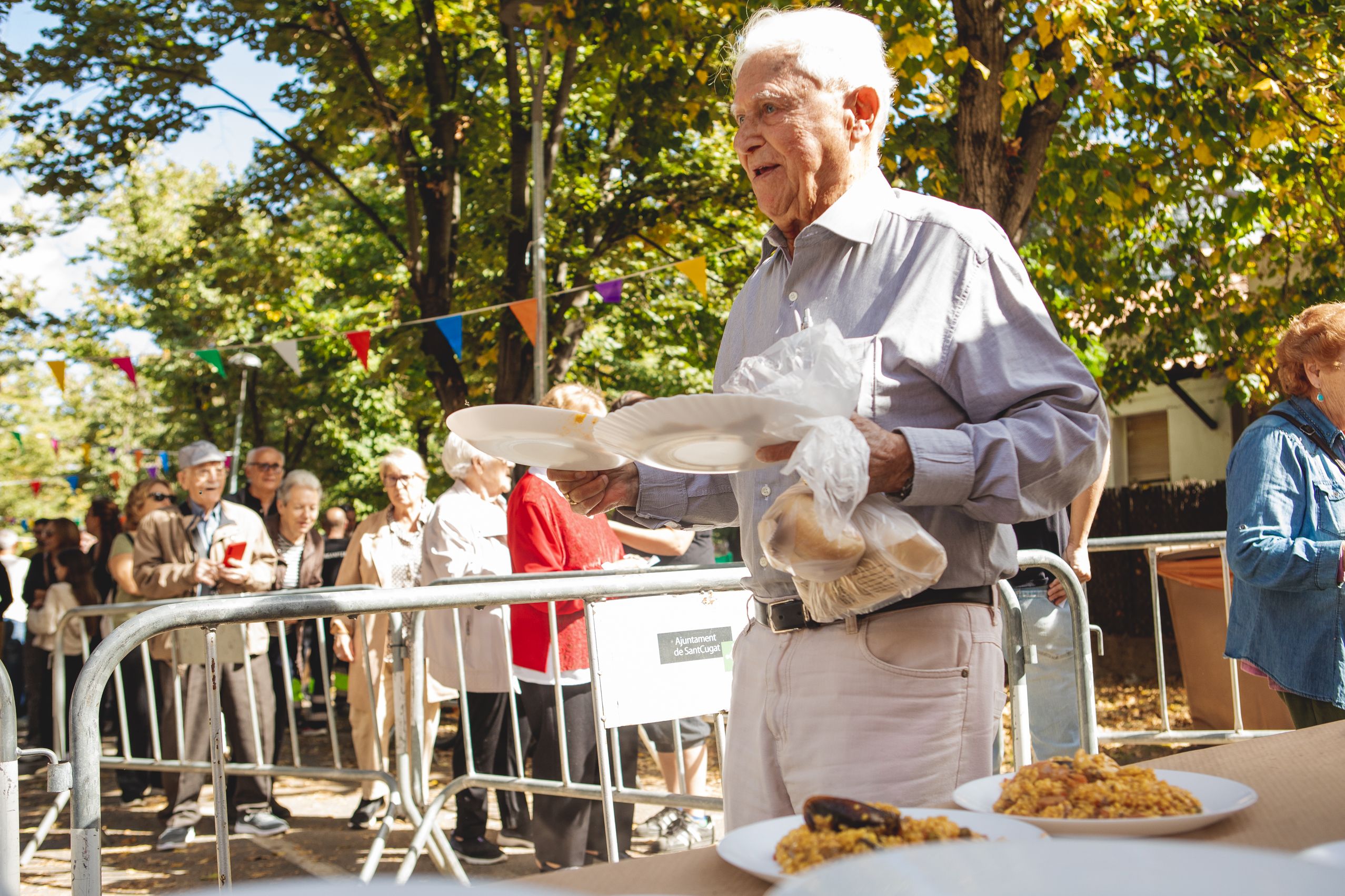 Unes 350 persones han participat en la paella popular FOTO: Joan Arribas (TOT Sant Cugat) 