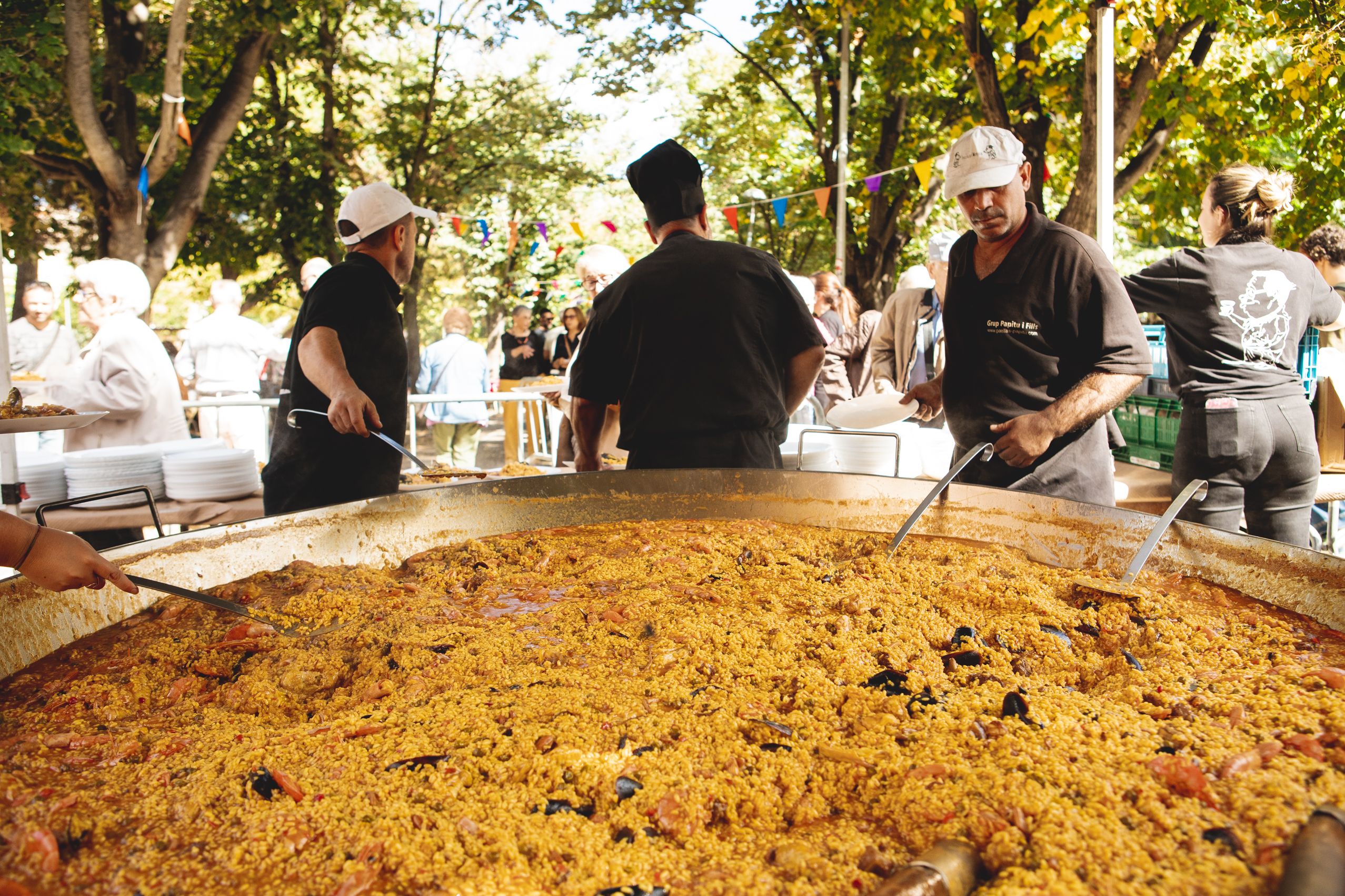 Unes 350 persones han participat en la paella popular FOTO: Joan Arribas (TOT Sant Cugat) 