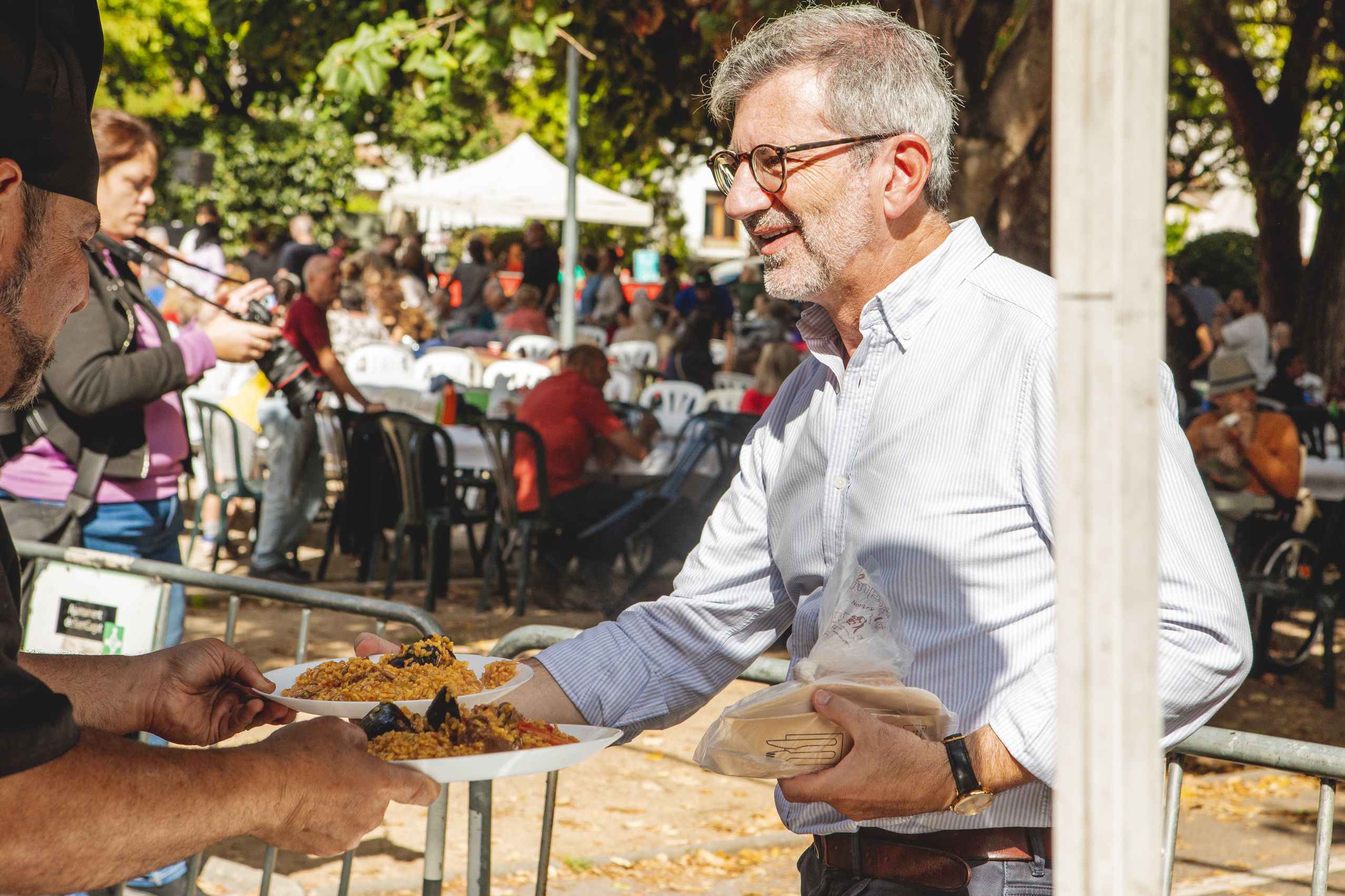 Unes 350 persones han participat en la paella popular FOTO: Joan Arribas (TOT Sant Cugat) 