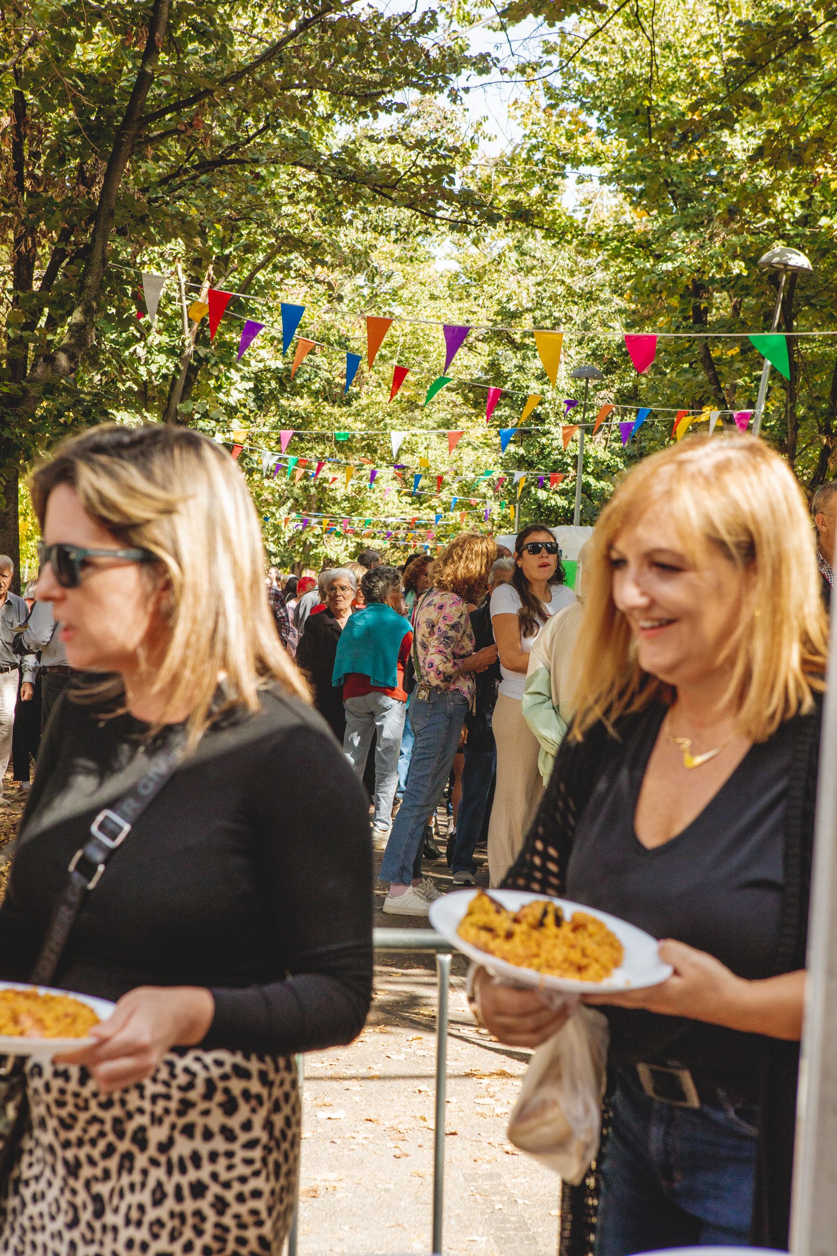 Unes 350 persones han participat en la paella popular FOTO: Joan Arribas (TOT Sant Cugat) 