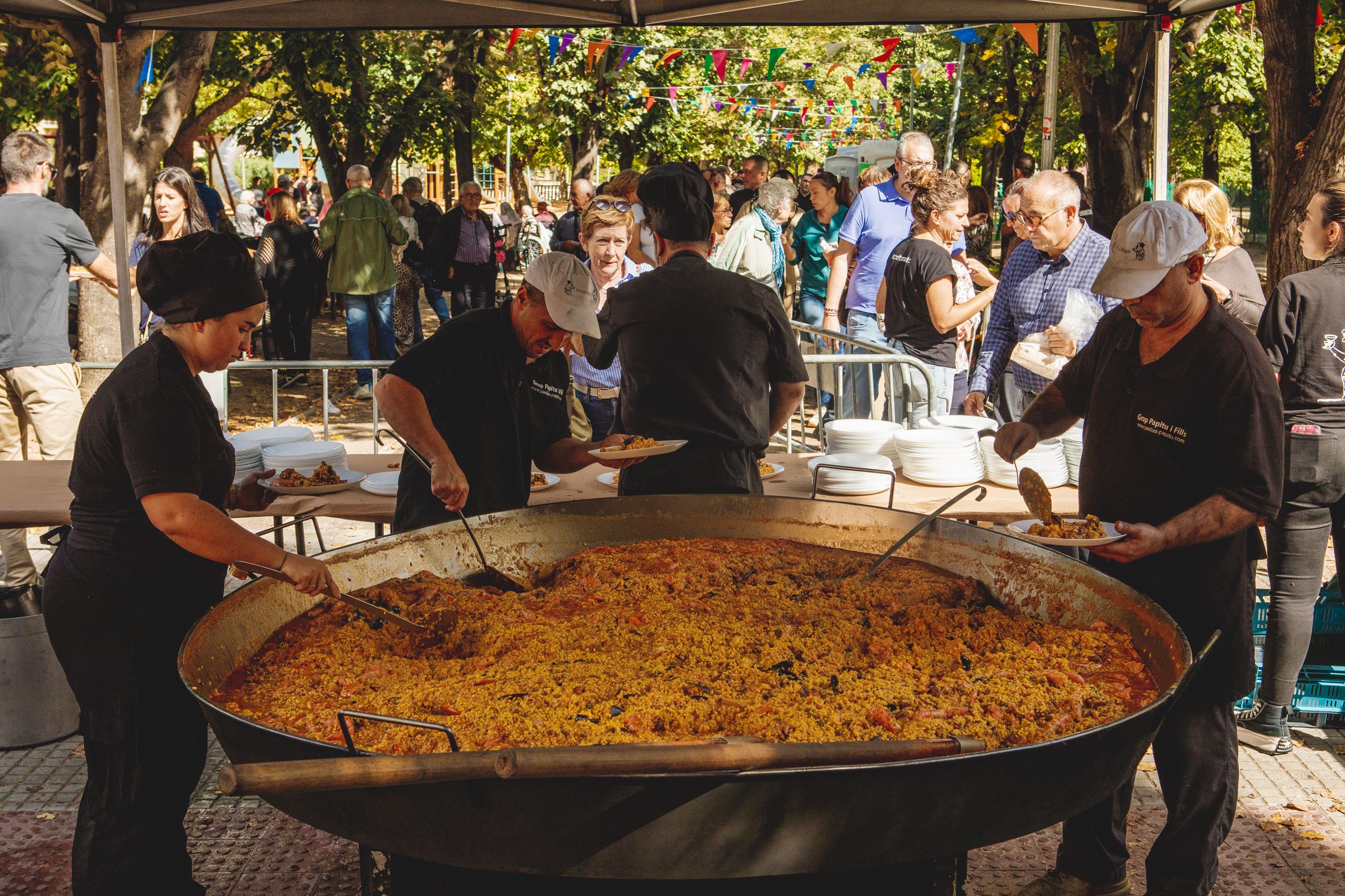 Unes 350 persones han participat en la paella popular FOTO: Joan Arribas (TOT Sant Cugat) 